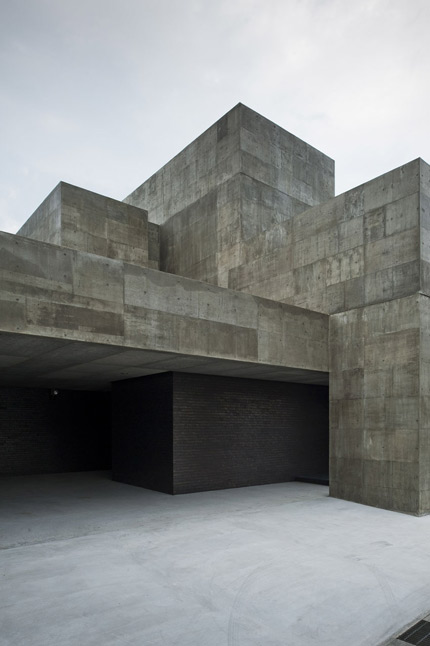 サムネイル:フォルム・木村浩一建築研究所による「静謐な家」