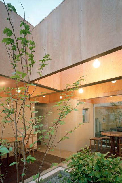 サムネイル:篠崎弘之 / 篠崎弘之建築設計事務所による小田原のカフェ「テーブルハット」