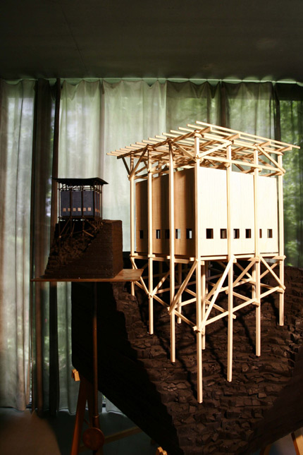 サムネイル:ピーター・ズントーがブレゲンツ美術館で行っている建築模型展の写真