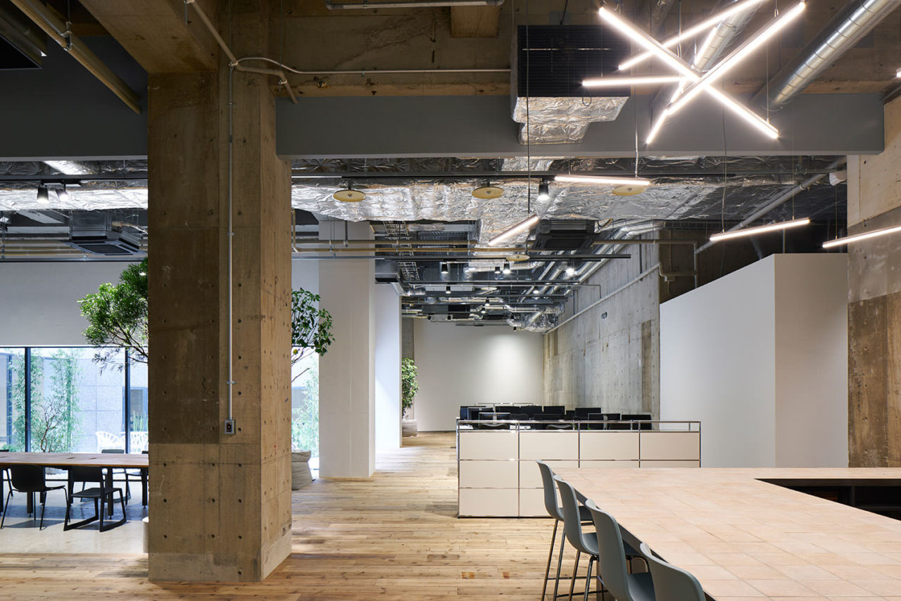 トラフ建築設計事務所による、クリエイティブエージェンシーAKQAの東京オフィス「AKQA Tokyo Office」 トラフ建築設計事務所による、クリエイティブエージェンシーAKQAの東京オフィス「AKQA Tokyo Office」