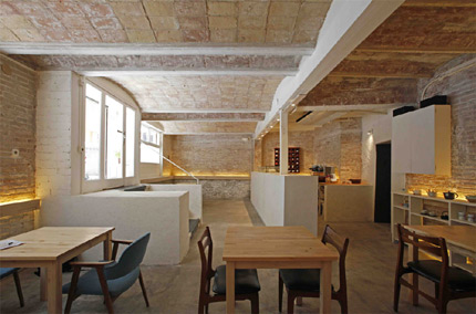 サムネイル:森田一弥 / 森田一弥建築設計事務所によるスペイン・バルセロナのカフェ＋テテリア「Teteria USAGUI」