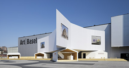 サムネイル:ヘルツォーク&ド・ムーロンがアート・バーゼルでのシャウラガーの展示のために設計したパヴィリオン「Schaulager Satellite」