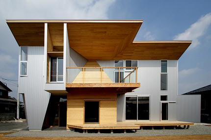 サムネイル:塔本研作建築設計事務所による福岡県小郡市の住宅「福岡・X」