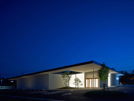 サムネイル:高木昭良 / 高木昭良建築設計事務所による静岡・浜松の「たなか整形外科/大屋根のクリニック」