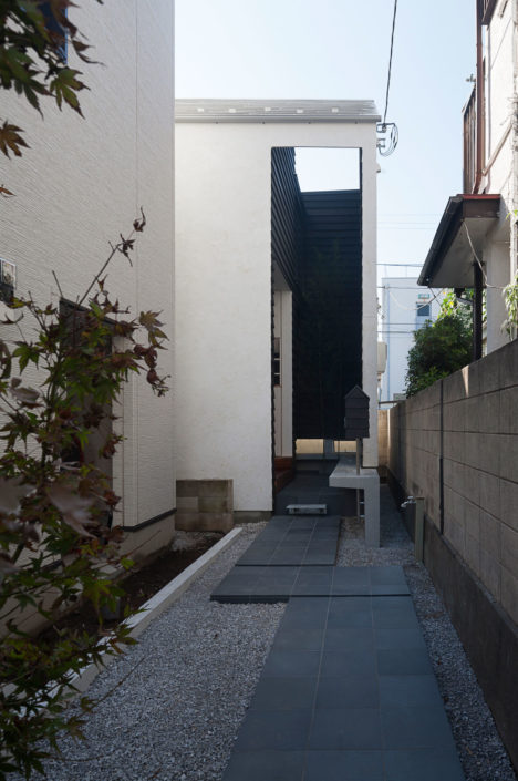 サムネイル:岸本和彦 / acaaによる東京都目黒区の住宅「House-H ~黒いクレバス~」