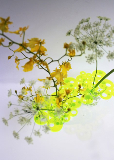 サムネイル:pivotoによる、普通のグラスを花瓶に変えるプロダクト「Flower Plate」