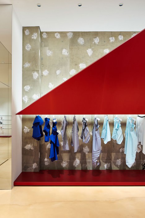 サムネイル:吉岡徳仁がイッセイミヤケのためにデザインした、東京・丸の内の店舗「ISSEY MIYAKE MARUNOUCHI」