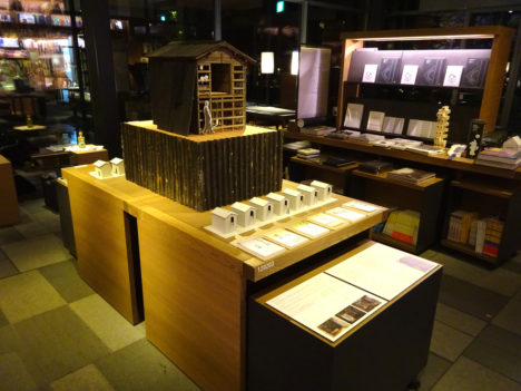 サムネイル:建築家・大室佑介による、私小説家・川崎長太郎が20年住んだ海辺の物置小屋の模型の展示や関連書籍の販売が代官山蔦屋書店で開催中