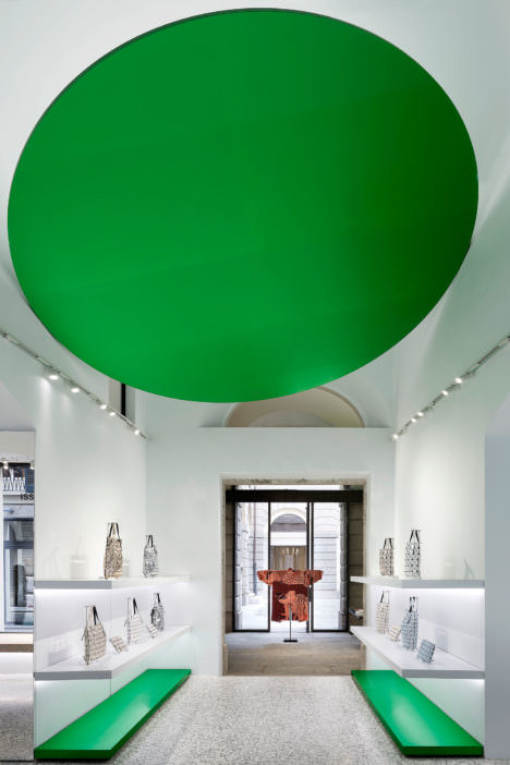 サムネイル:吉岡徳仁による、イタリア・ミラノの、ファッションブランド・イッセイ ミヤケのFlagship Store「ISSEY MIYAKE」