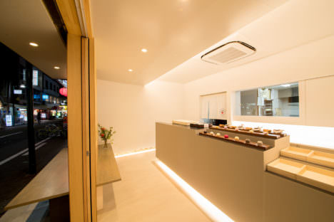 サムネイル:梅岡恒治+山田美紀 / Studio Bagulhoによる、大阪・高槻の店舗「和菓子司 KAMATARI」