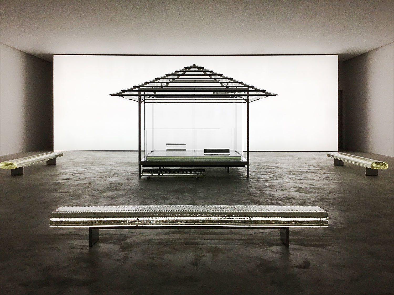 吉岡徳仁による、佐賀県立美術館での展覧会「ガラスの茶室 - 光庵」の