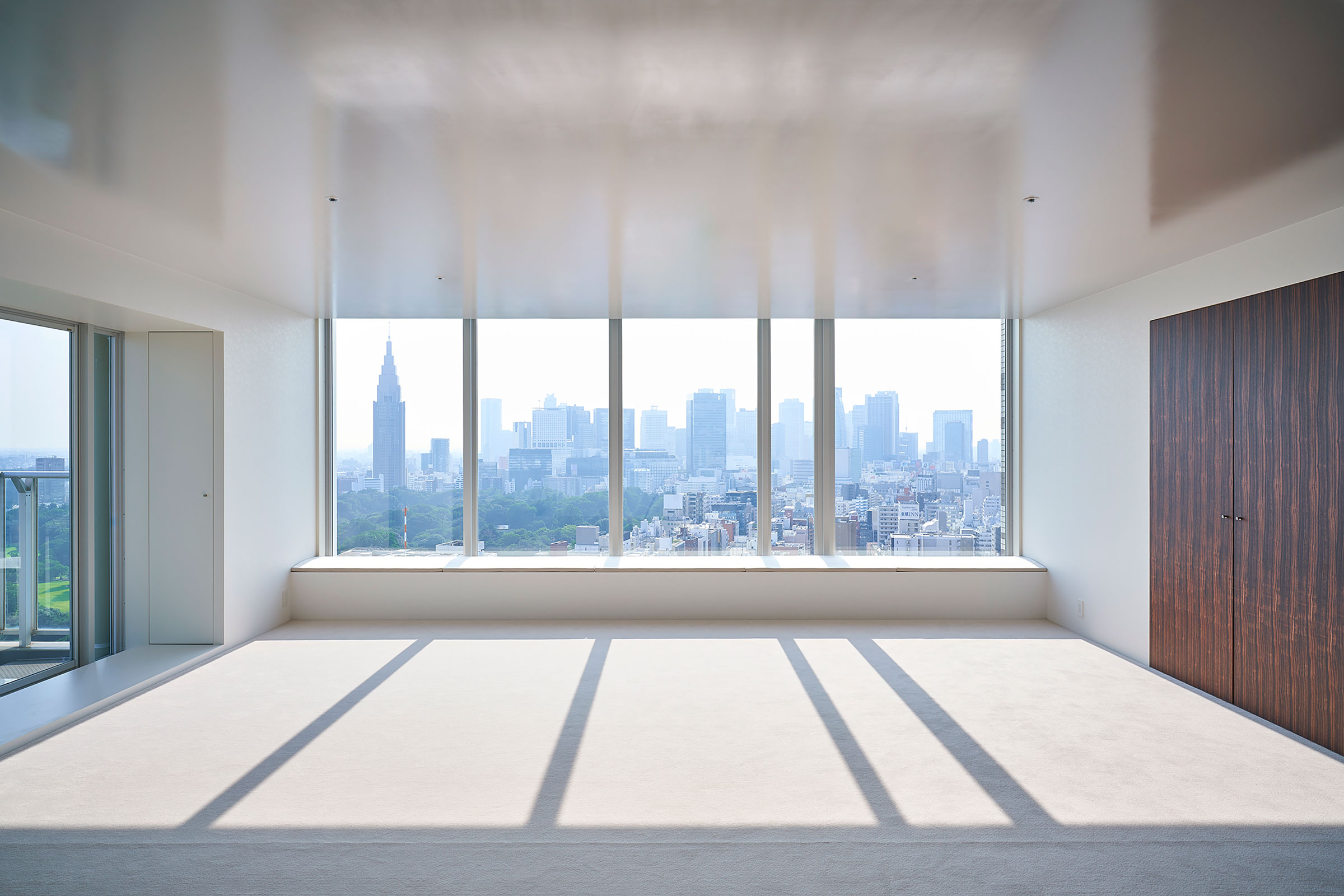 小野寺匠吾建築設計事務所による、東京のタワーマンションの住戸改修