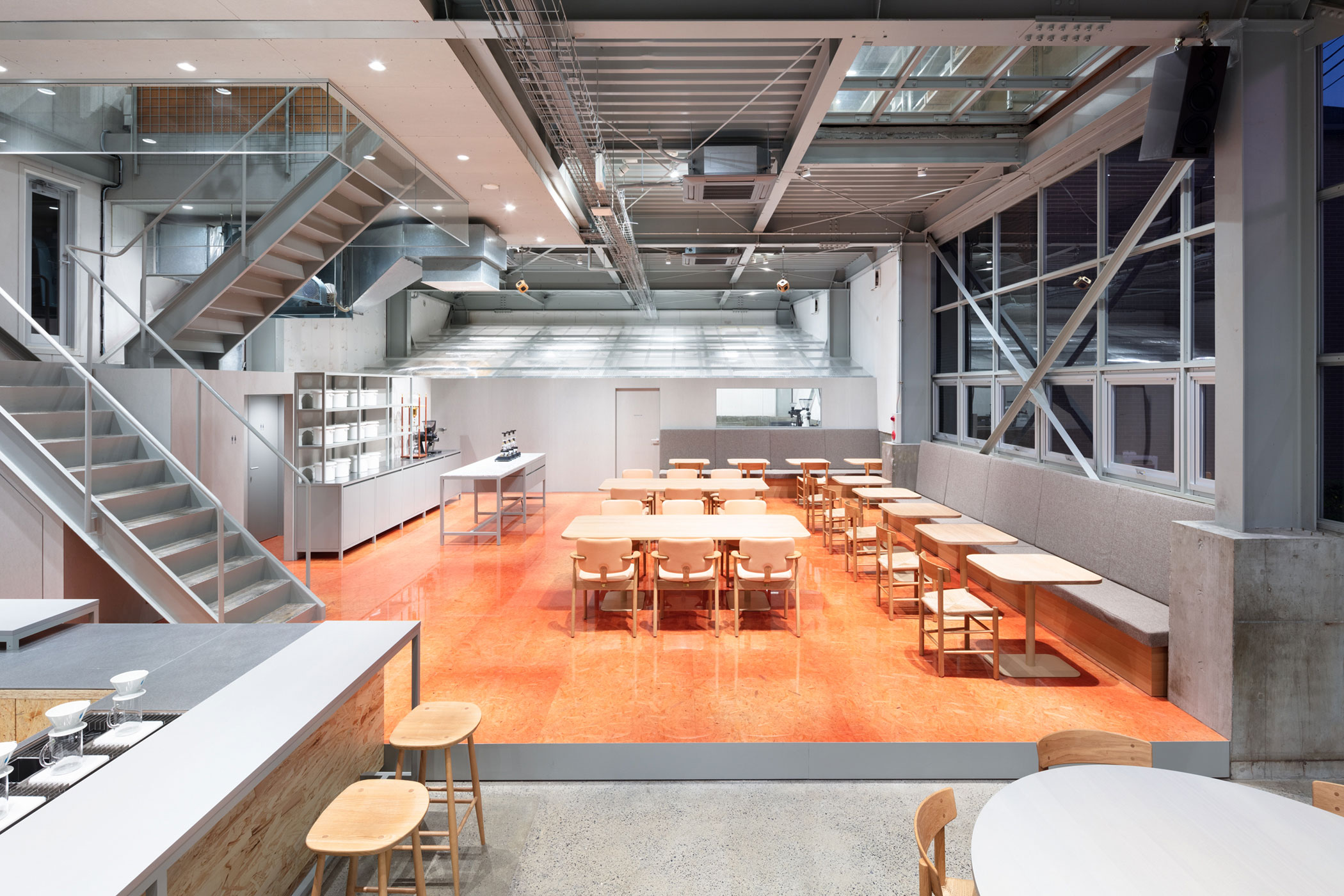 長坂常 / スキーマ建築計画による、東京・江東区の「ブルーボトル 長坂常 / スキーマ建築計画による、東京・江東区の「ブルーボトル