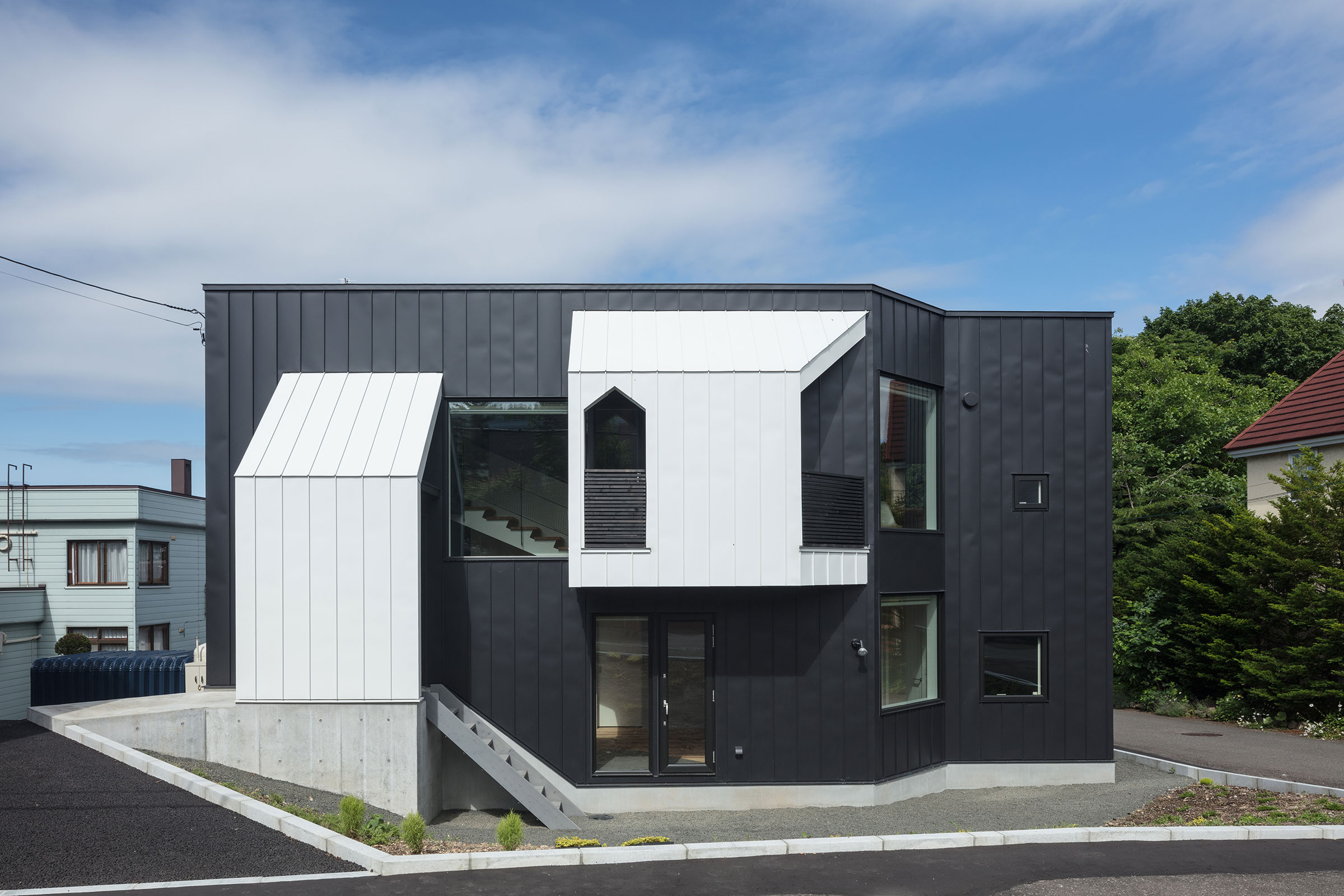 富谷洋介建築設計による、北海道・札幌市の住宅「Four Decks