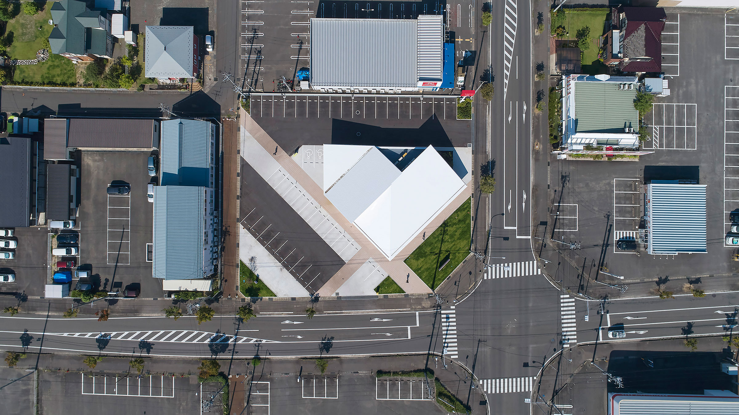 大野力 / sinatoによる、福島市の、敷地を貫通する通路が地域にも寄与
