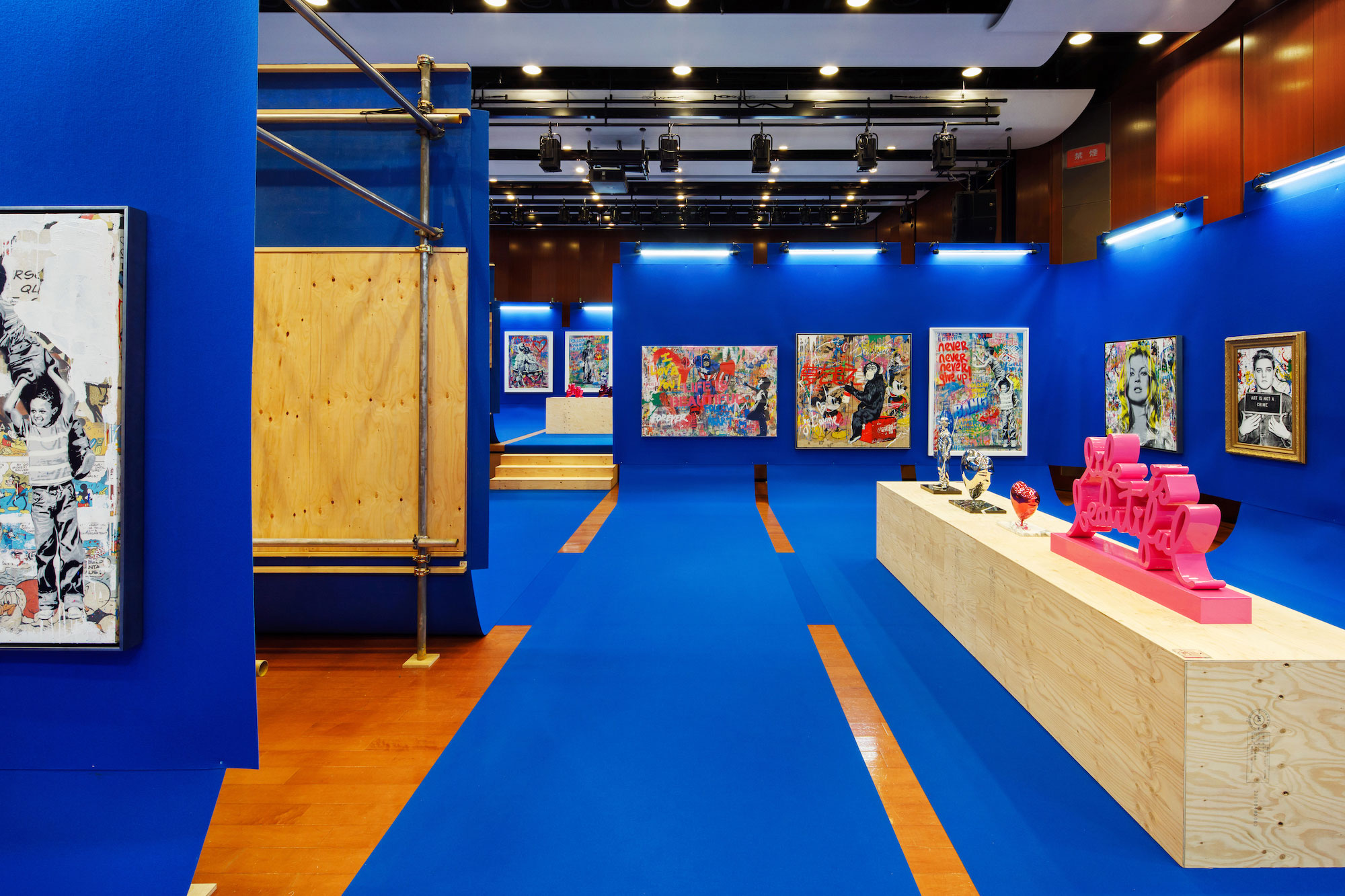 元木大輔 / DDAAによる、アート展の会場設計「MR. BRAINWASH
