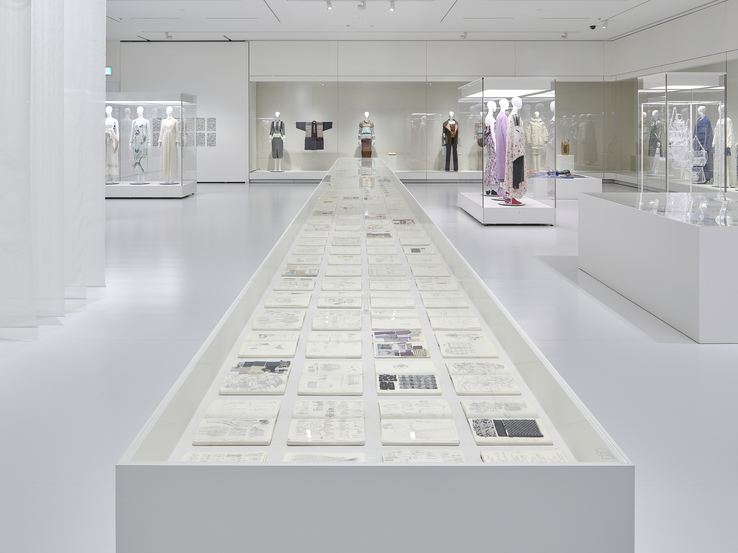 マメクロゴウチ　図録　長野県立美術館限定表紙付き 長野県立美術館」が新築オープン。ユニフォームデザインは「Mame