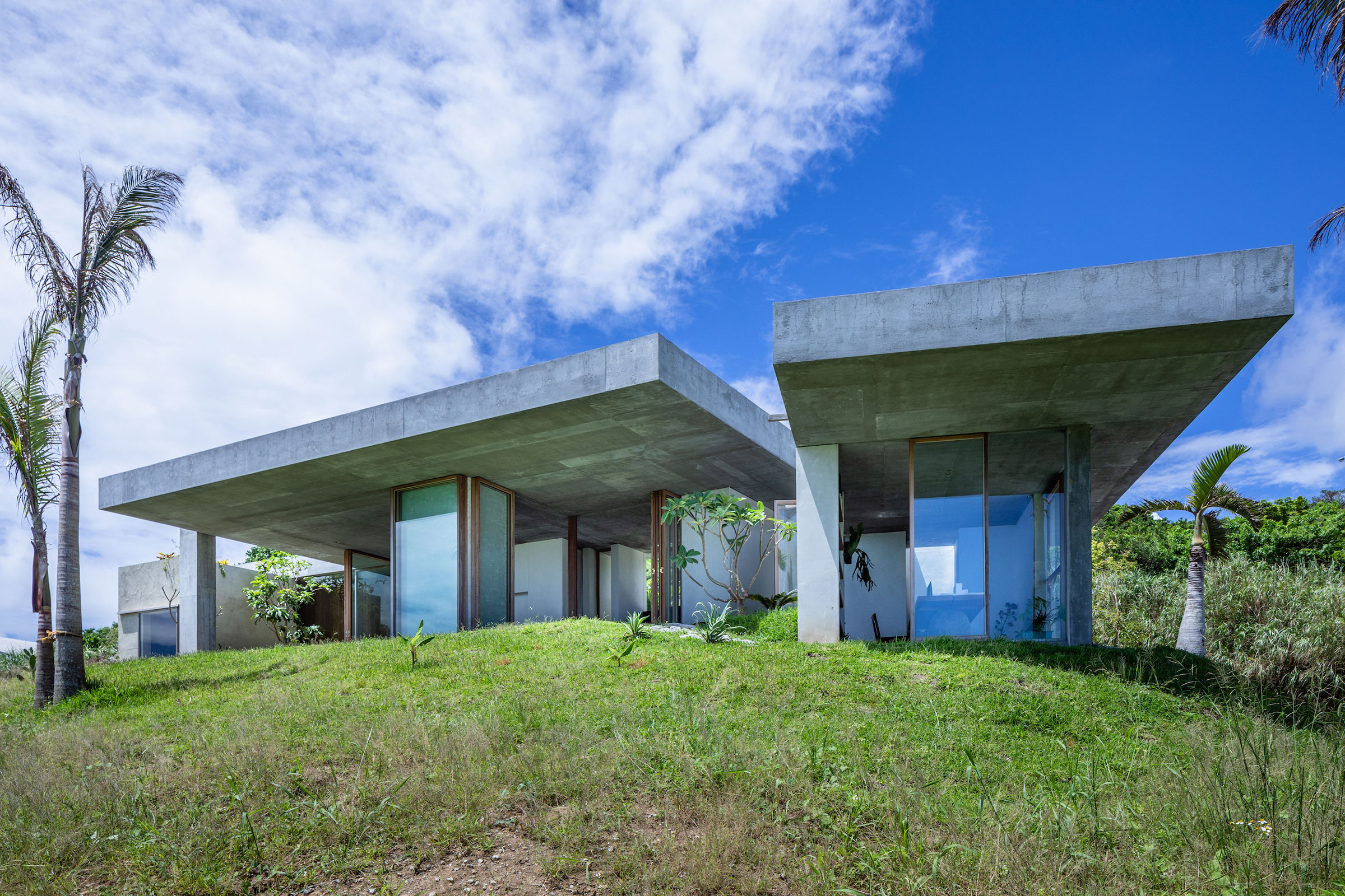 五十嵐敏恭 / STUDIO COCHI ARCHITECTSによる、沖縄・南城市の住宅