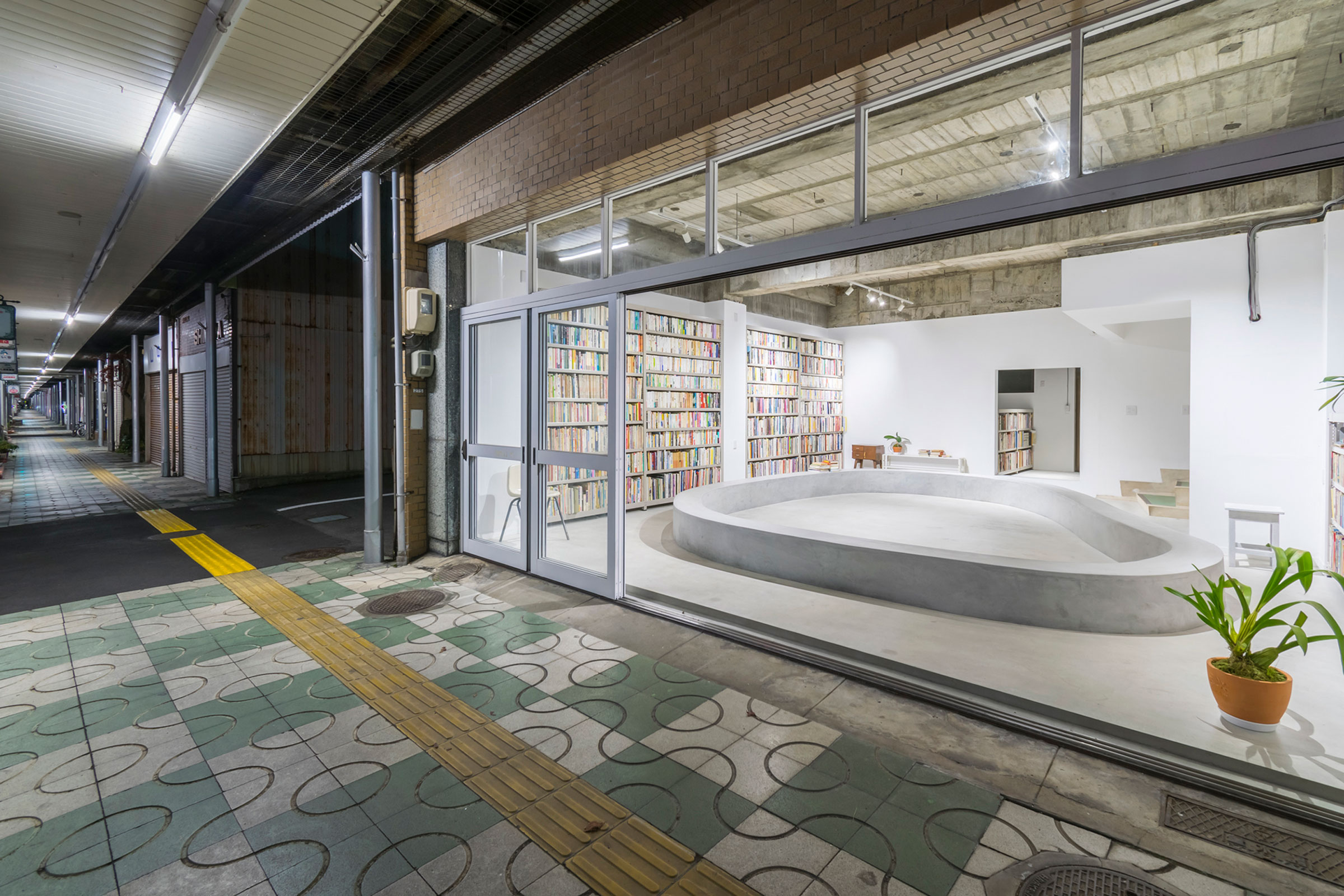 キノシタヒロシ建築設計事務所による、鳥取の「小さな図書館のある家