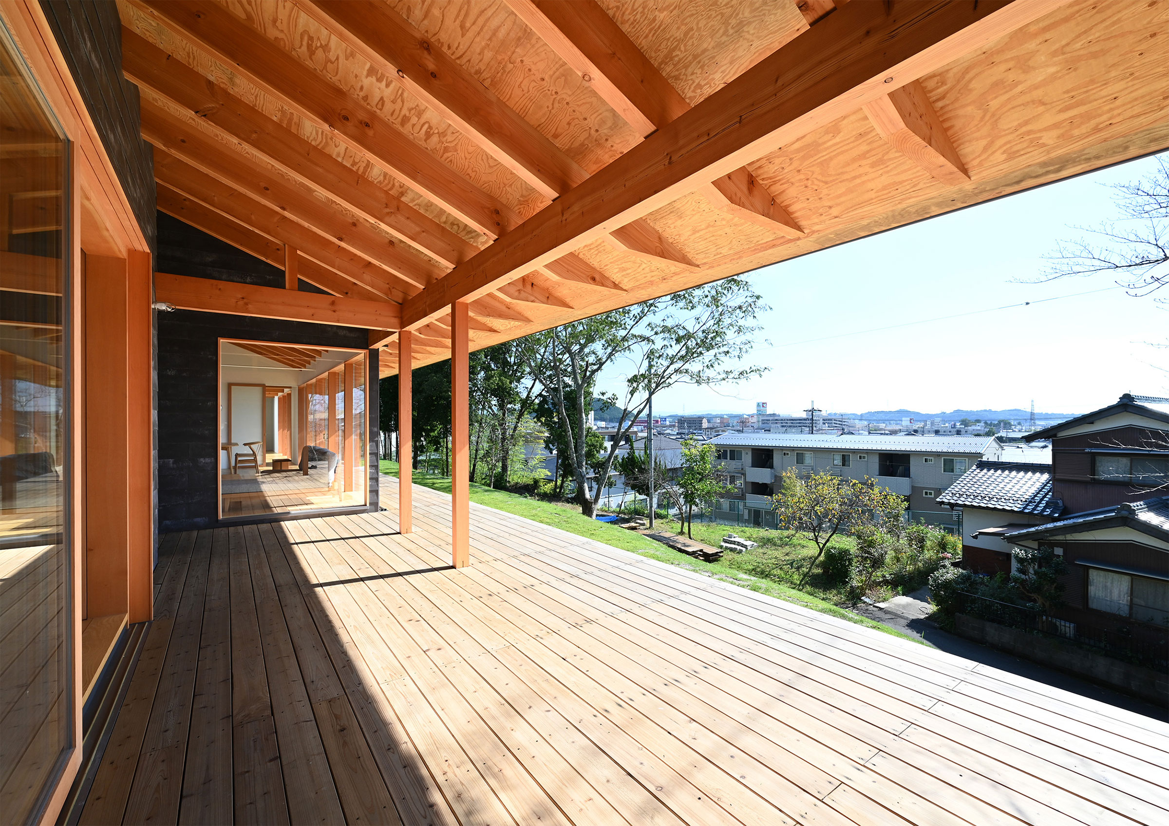 ひとつ屋根の下　ポピ岡様用 濱田猛 / HAMADA DESIGNによる、滋賀・甲賀市の住宅「丘上の平屋