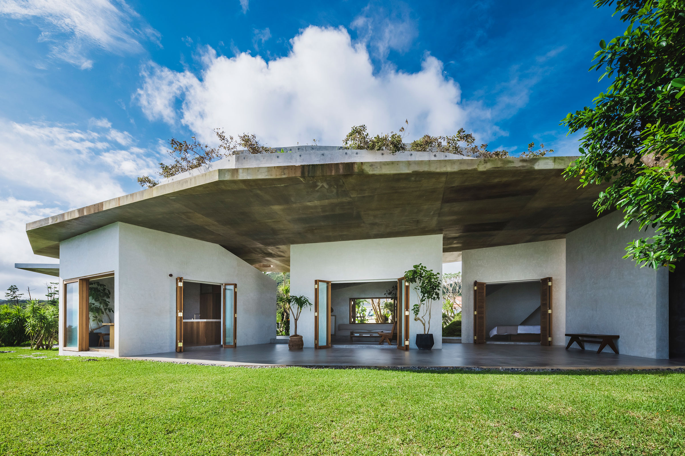 五十嵐敏恭 / STUDIO COCHI ARCHITECTSによる、沖縄の住宅兼宿泊施設