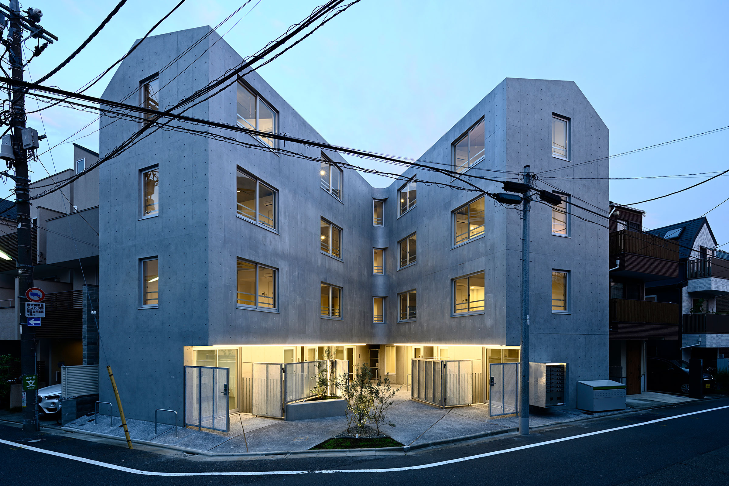 黒川智之建築設計事務所による、東京・世田谷区の「下馬の集合住宅