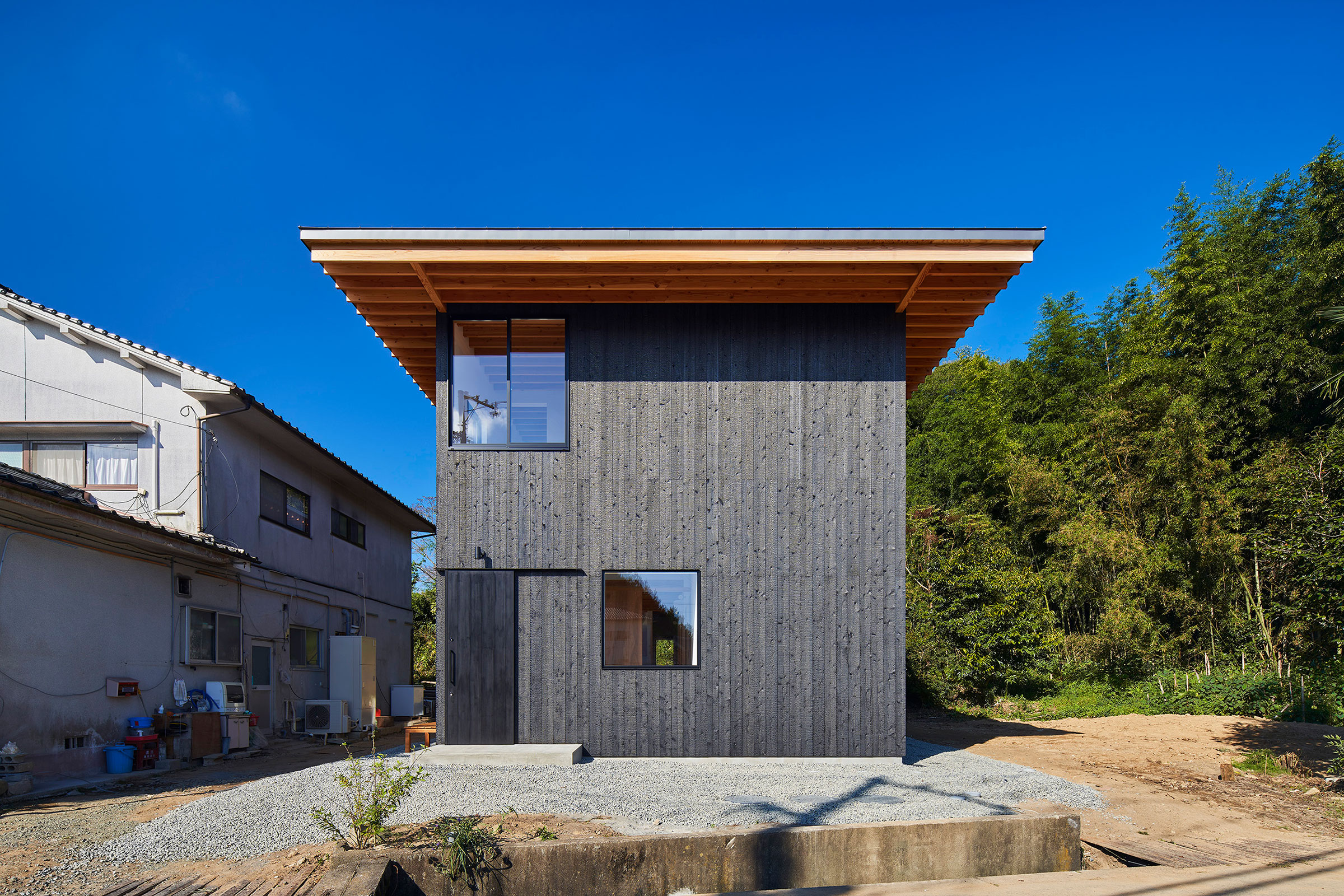 橋本雅尊建築設計事務所による、広島・三原市の二世帯住宅「久井の長屋