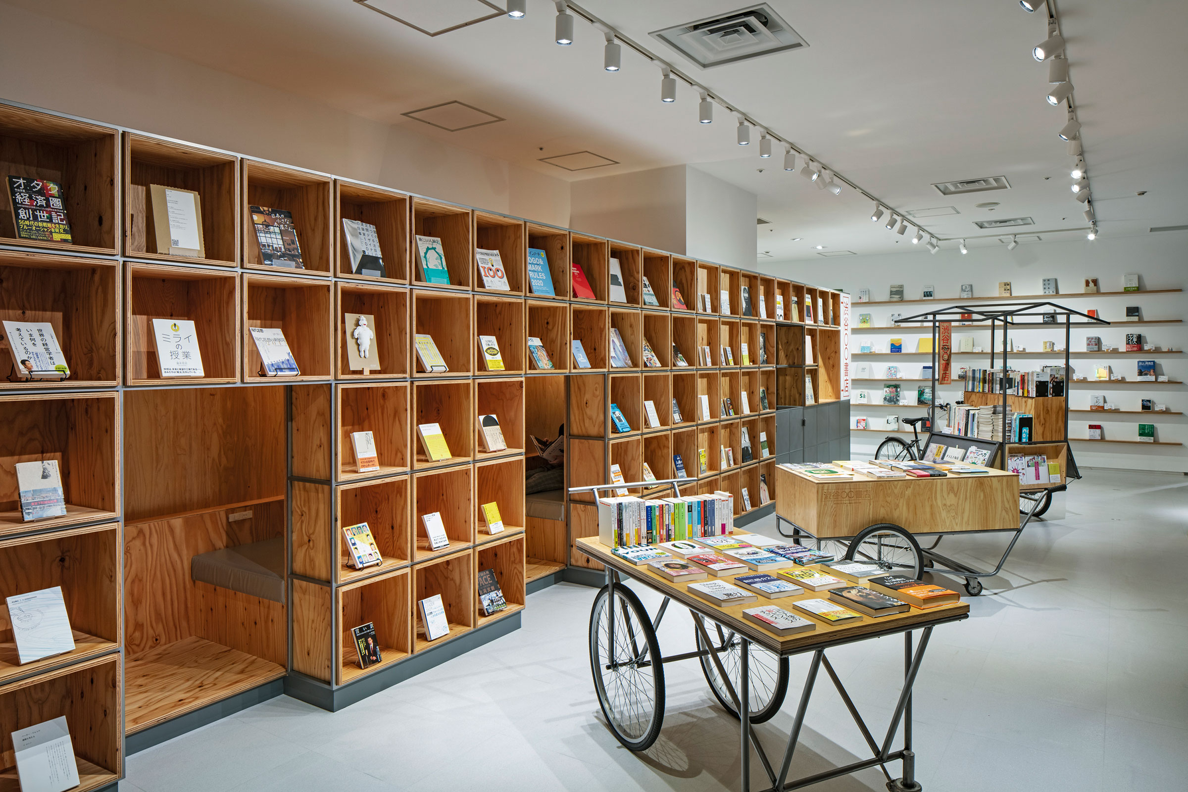 落ち着いたデザインの渋い本棚 林昂平 / Studio ｢ ｣による、東京・渋谷の店舗「渋谷〇〇書店」。個人