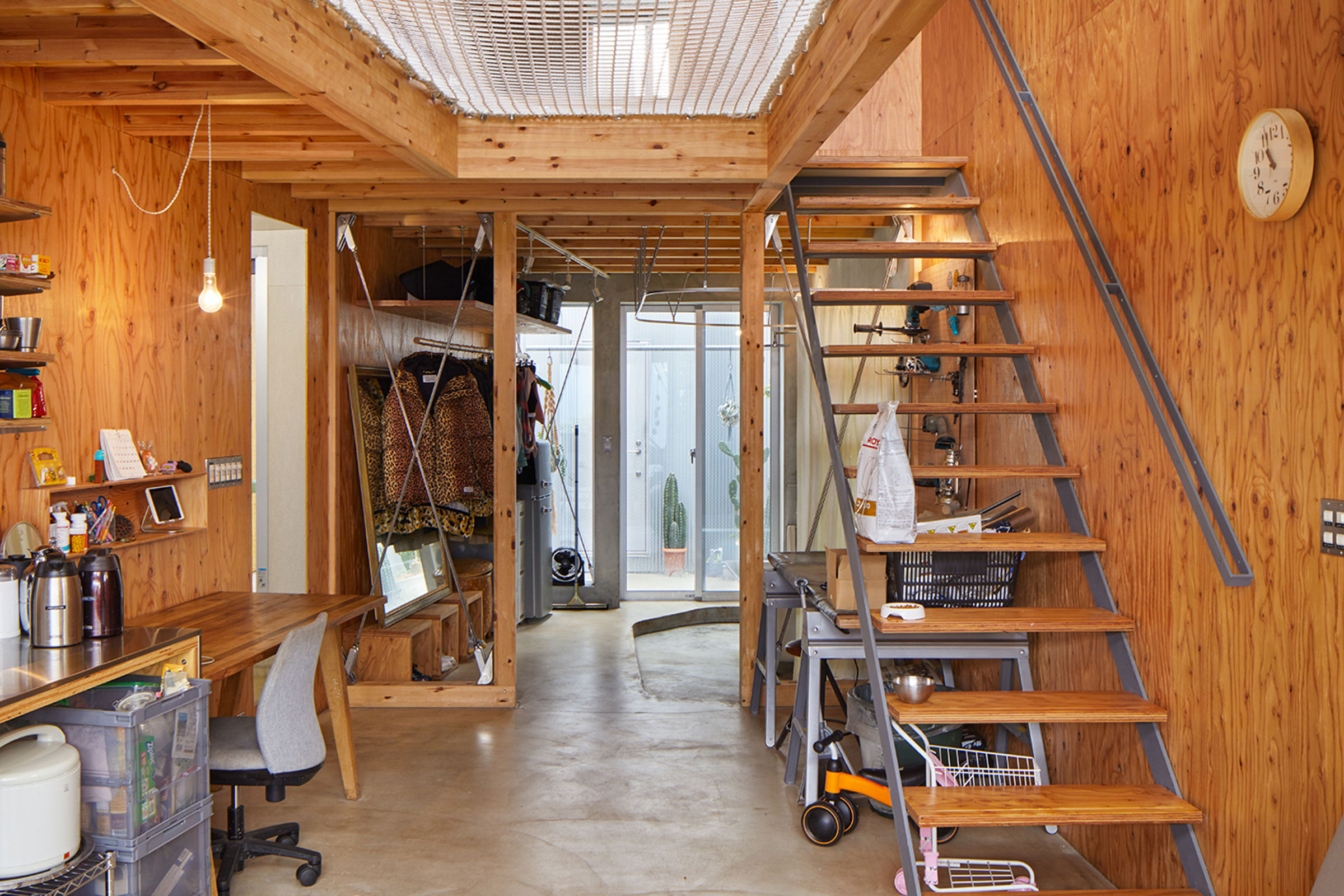 加藤直樹 / N.A.Oによる、神奈川・横浜市の住宅「HOUSE-NN」。母屋に子