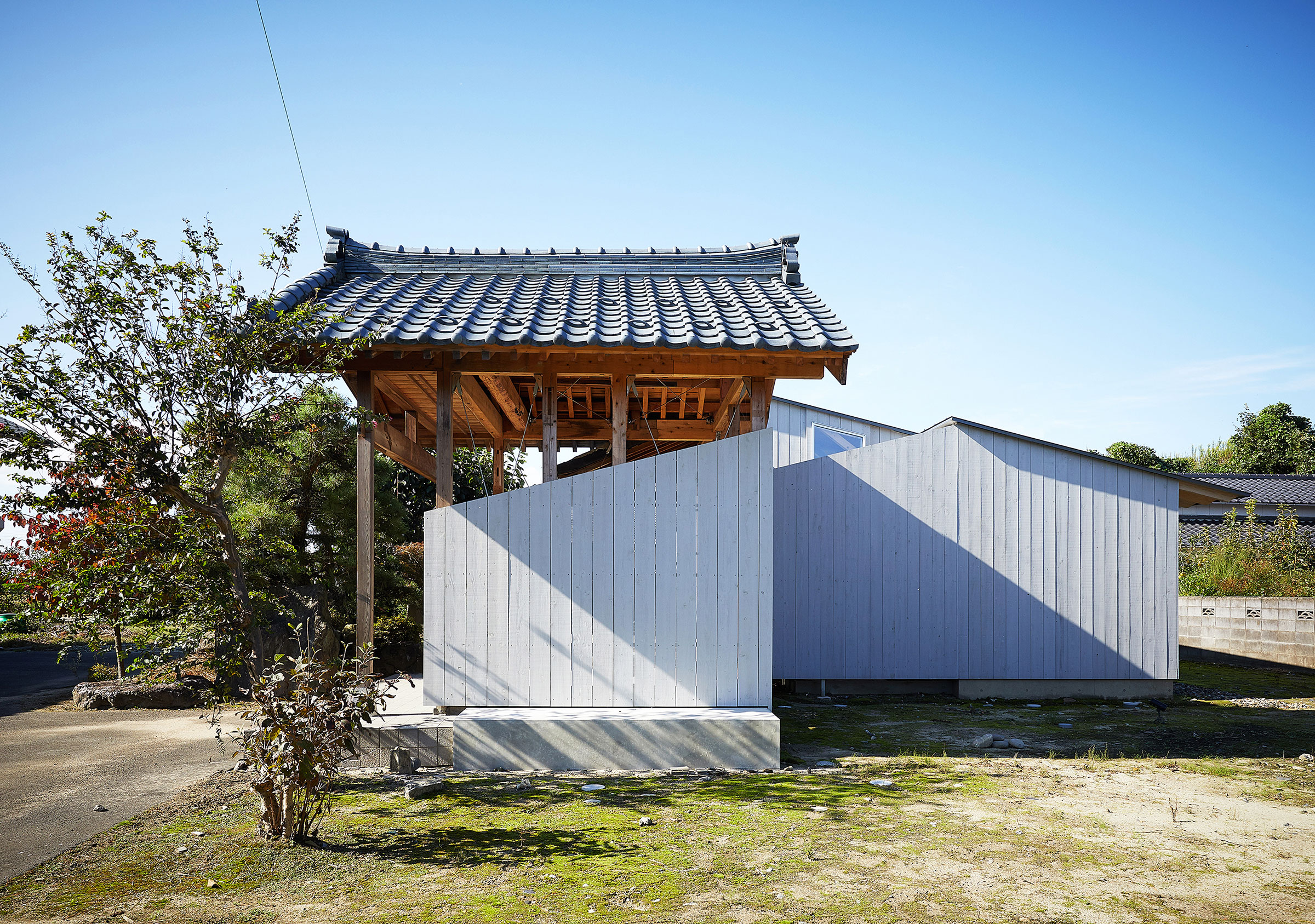 徳本賢洛 / TOK205による、新潟・北蒲原郡の住宅「聖籠35」。農村に