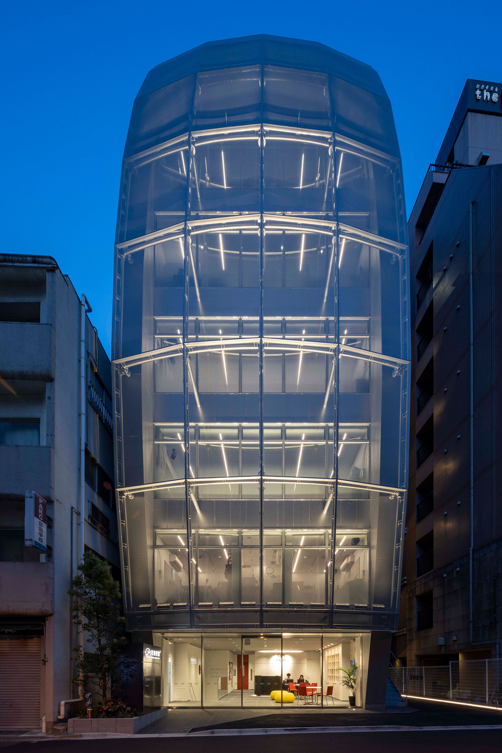 相坂研介設計アトリエによる、東京・千代田区の「Building of Music