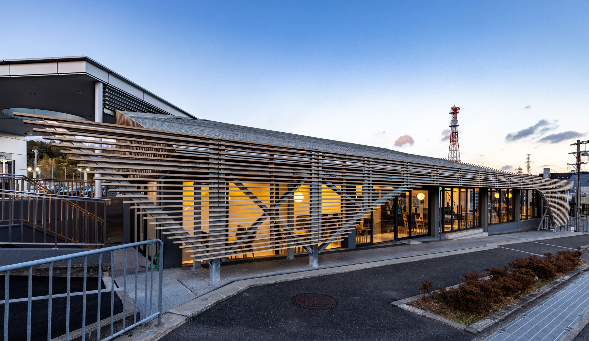 金山大＋小泉宙生 / SWINGによる、大阪・箕面市の「トヨタカローラ新