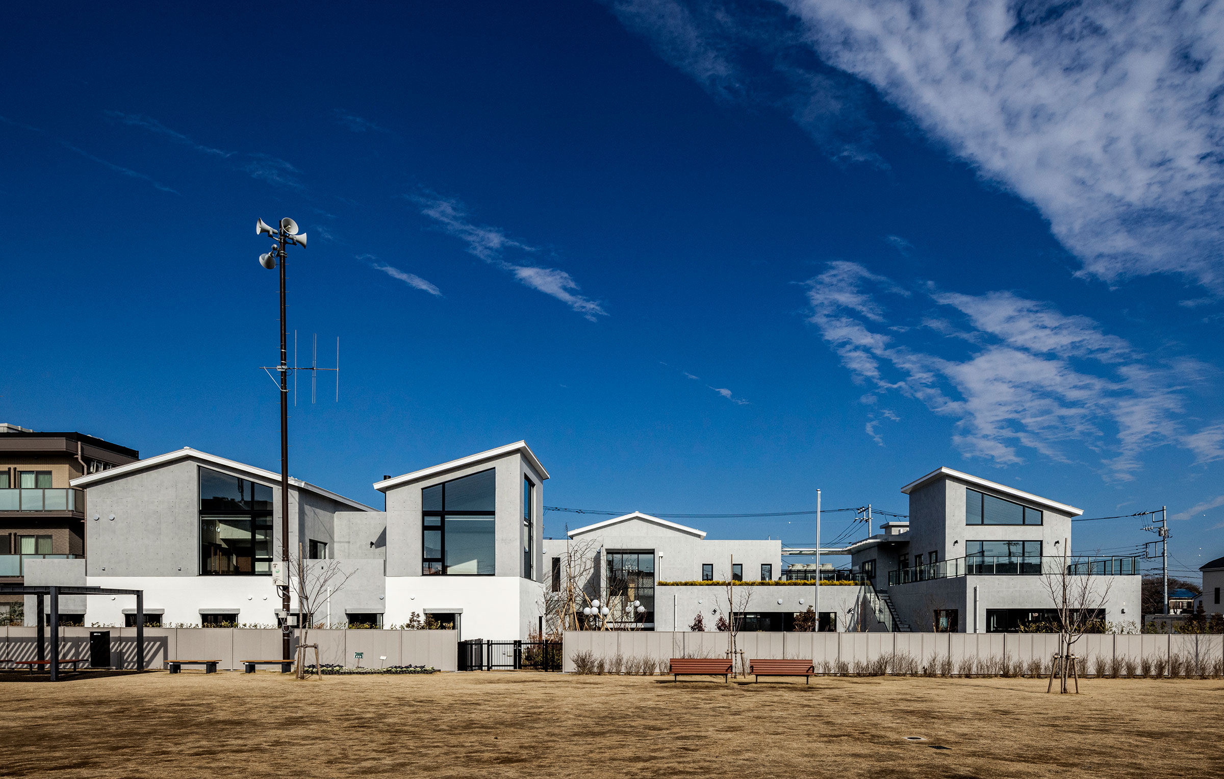 洋書◆ヘルスケアスペース写真集 本 医療 介護 建物 建物 設計 清水義文 / SOU建築設計室による、東京・西東京市の、医療複合施設