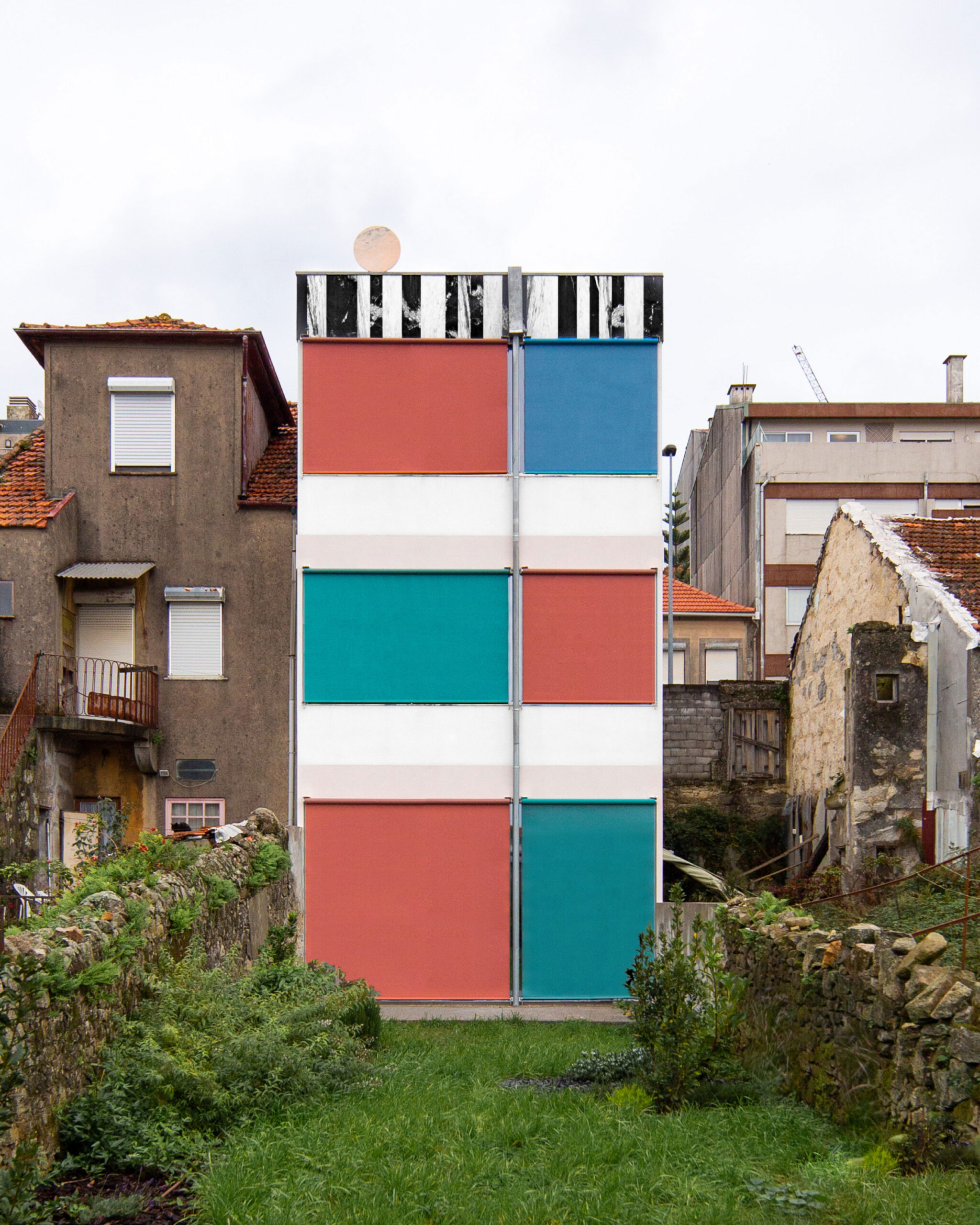 ファラによる、ポルトガル・ポルトの住宅「suspended house」。開発が