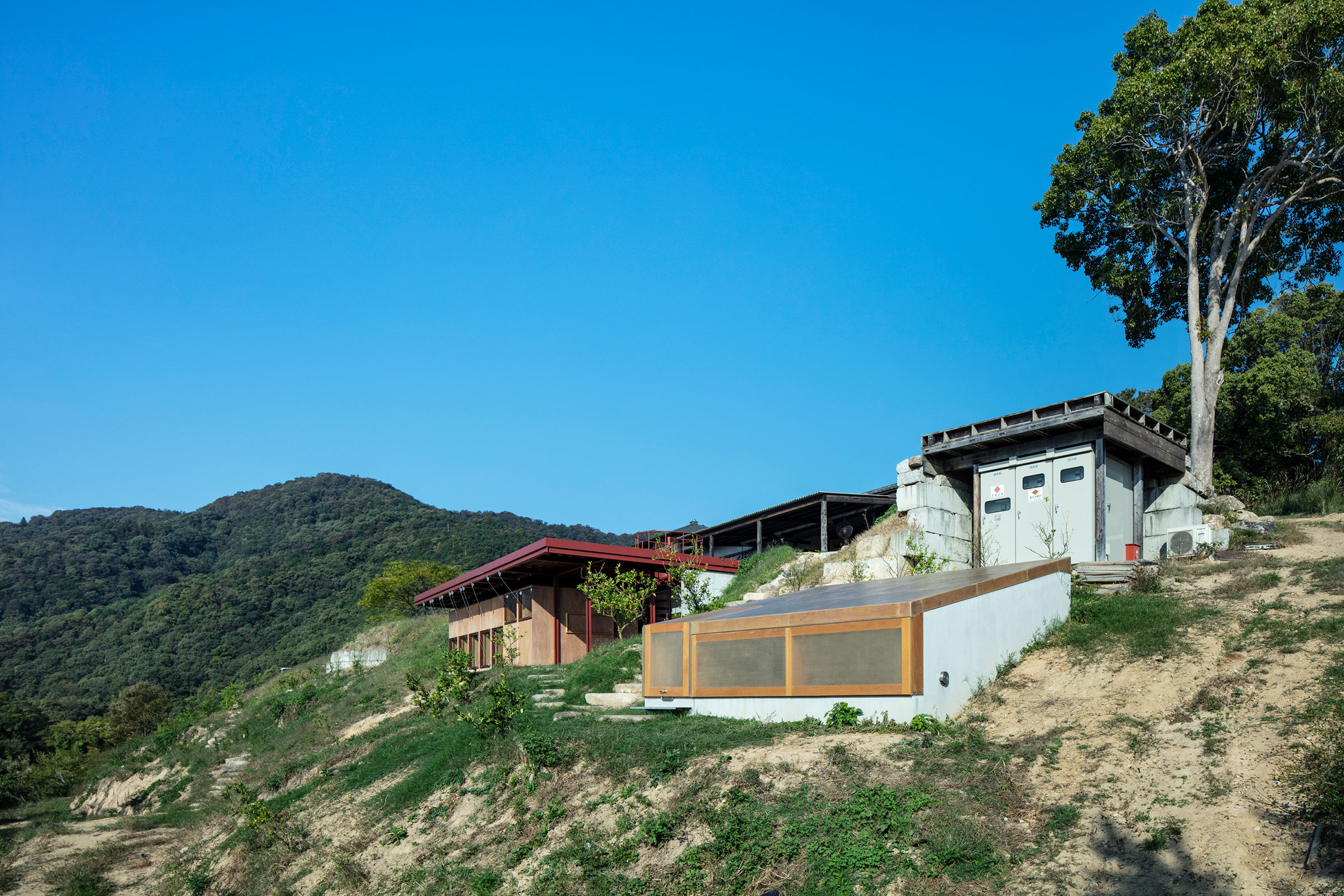 クロード・マヌキアン作　「暮れなずむ家路」 長坂常 / スキーマ建築計画による、中国地方の「独忘＋EL AMIGO