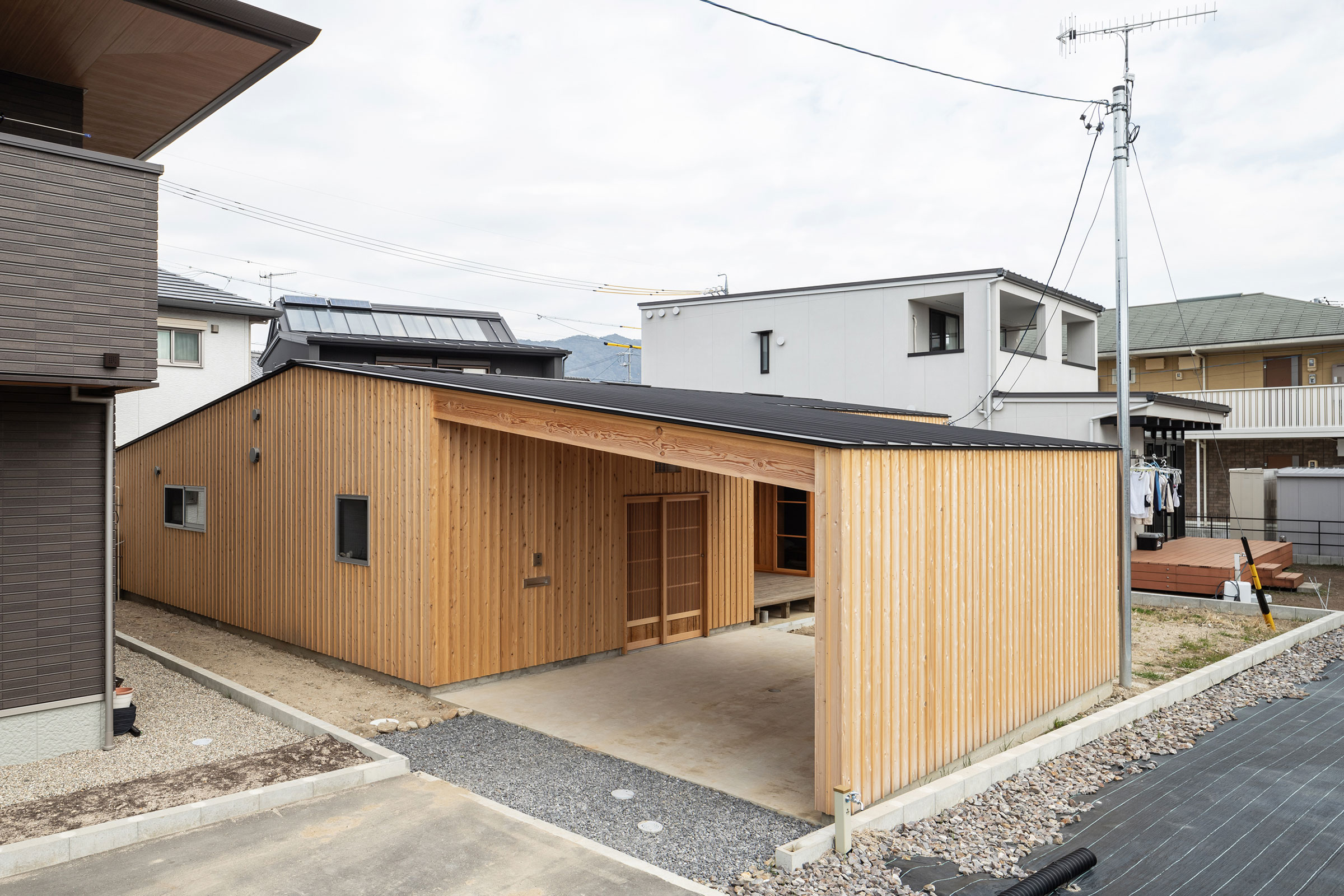 山本健悟建築設計室による、愛知・蒲郡市の住宅「I邸」。分譲地の旗竿
