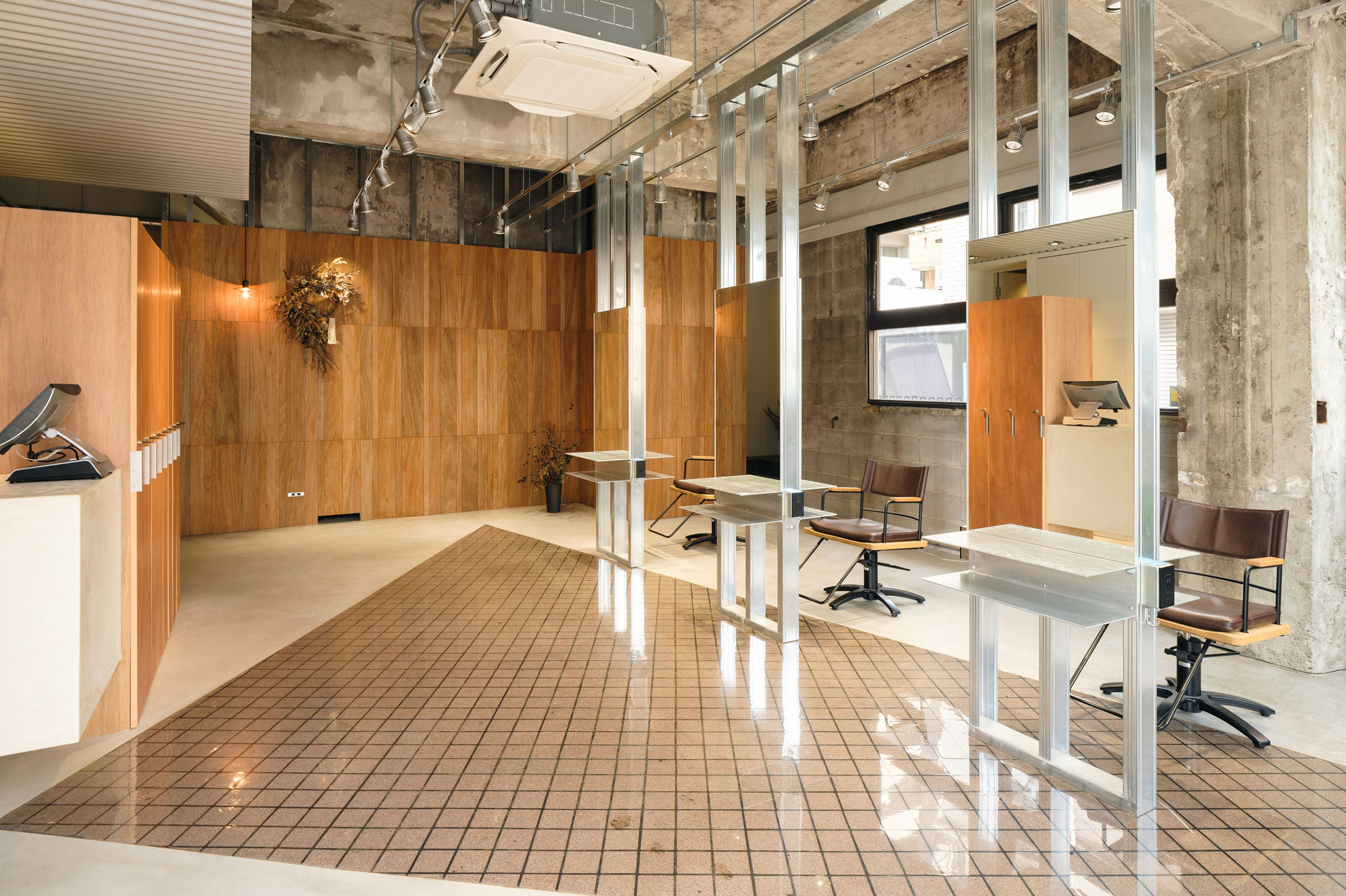 藤田時彦 / atelier umiによる、大阪市の美容院「L/MA」。国道沿いの目