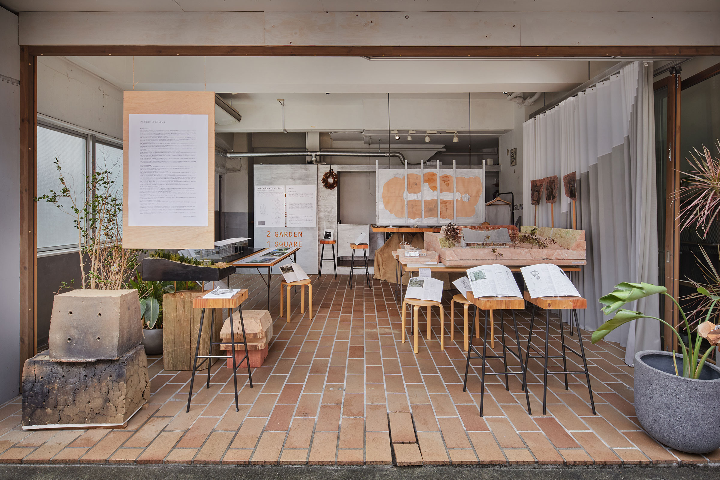 五十嵐敏恭と佐藤研吾による建築展「グルグル広がって上がっていく」の