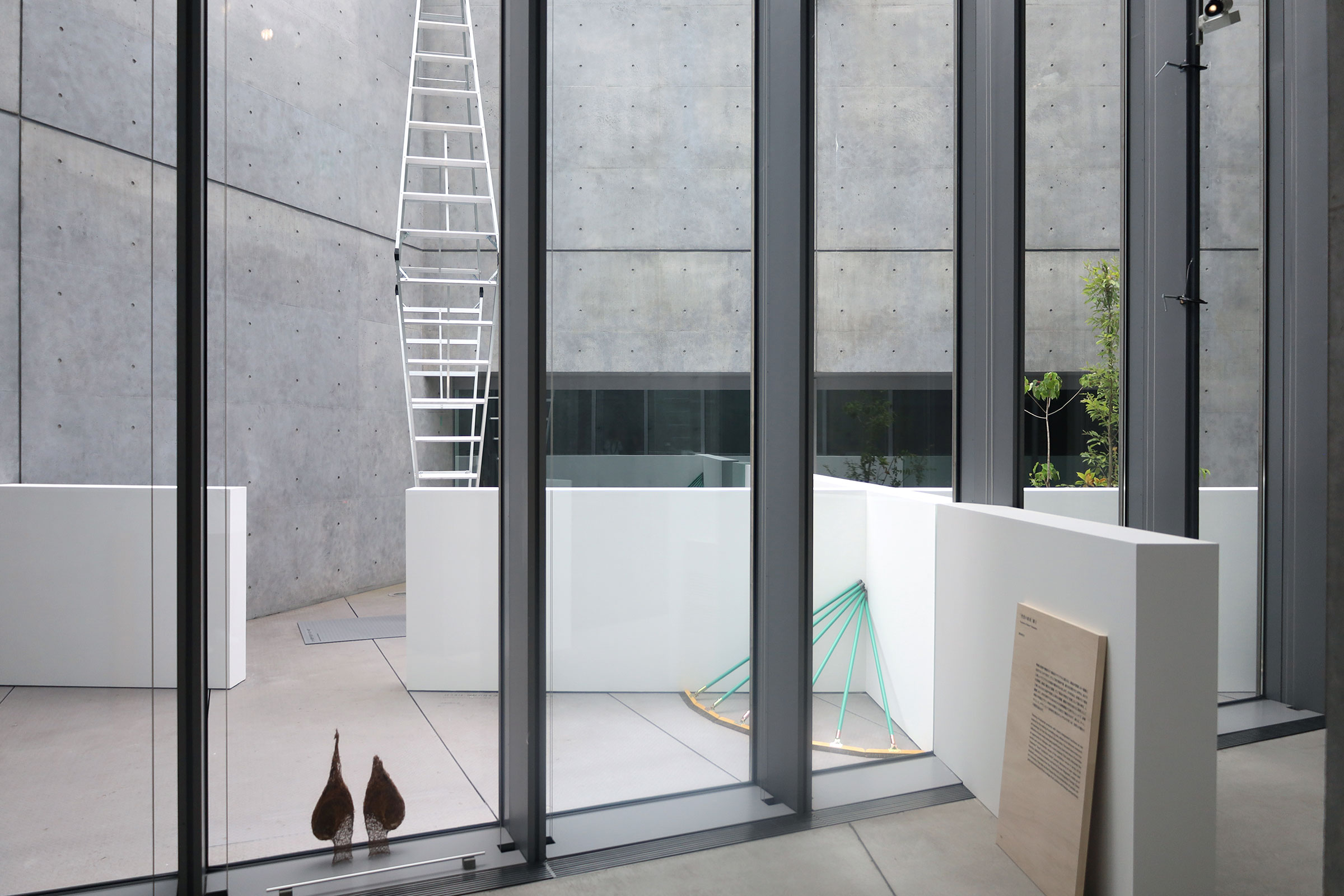 中村竜治建築設計事務所の会場構成による、21_21 DESIGN SIGHTでの展覧