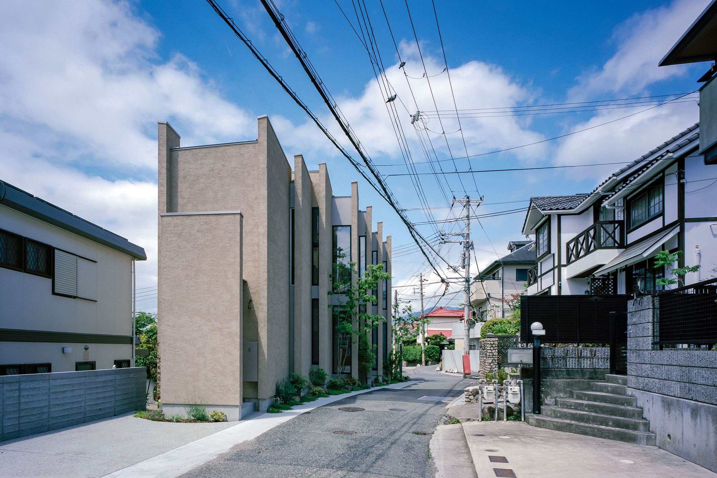 藤原・室 建築設計事務所による、兵庫・神戸市の「岡本の家」。閑静な