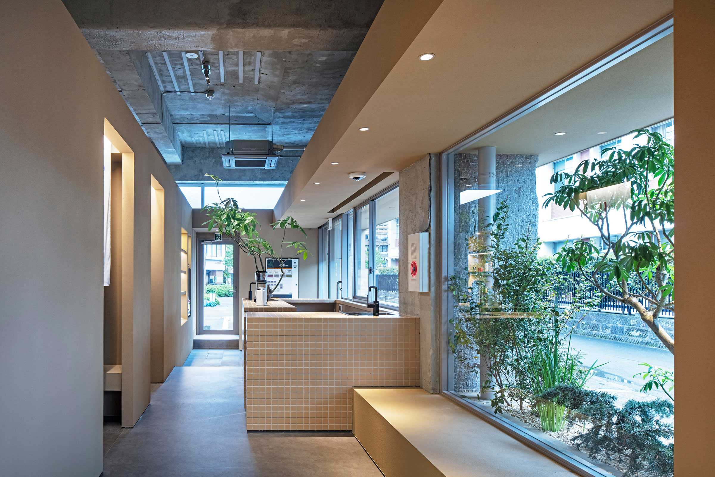 栫井寛子＋徳永孝平 / atelier SALADによる、鹿児島市の「薬師温泉