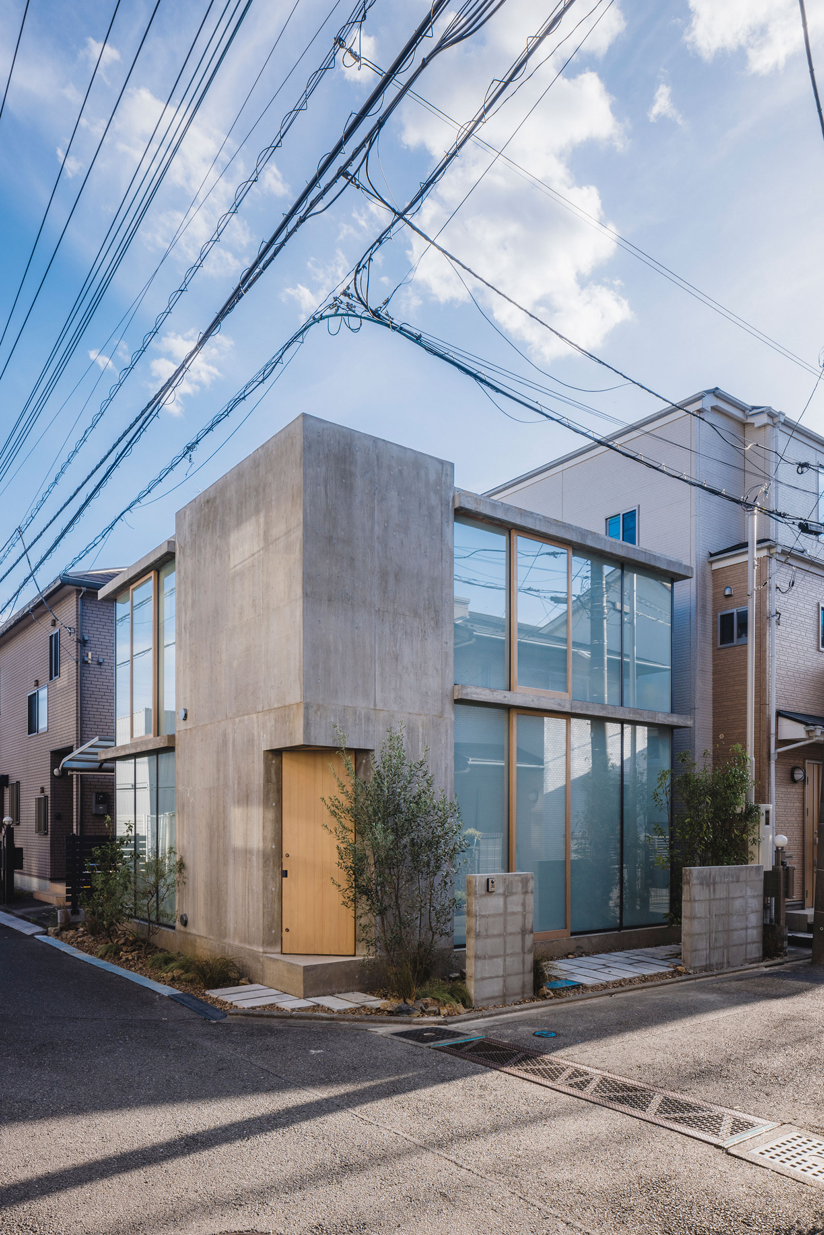 五十嵐理人 / IGArchitectsによる、埼玉の「市松の家」。住宅街の角地