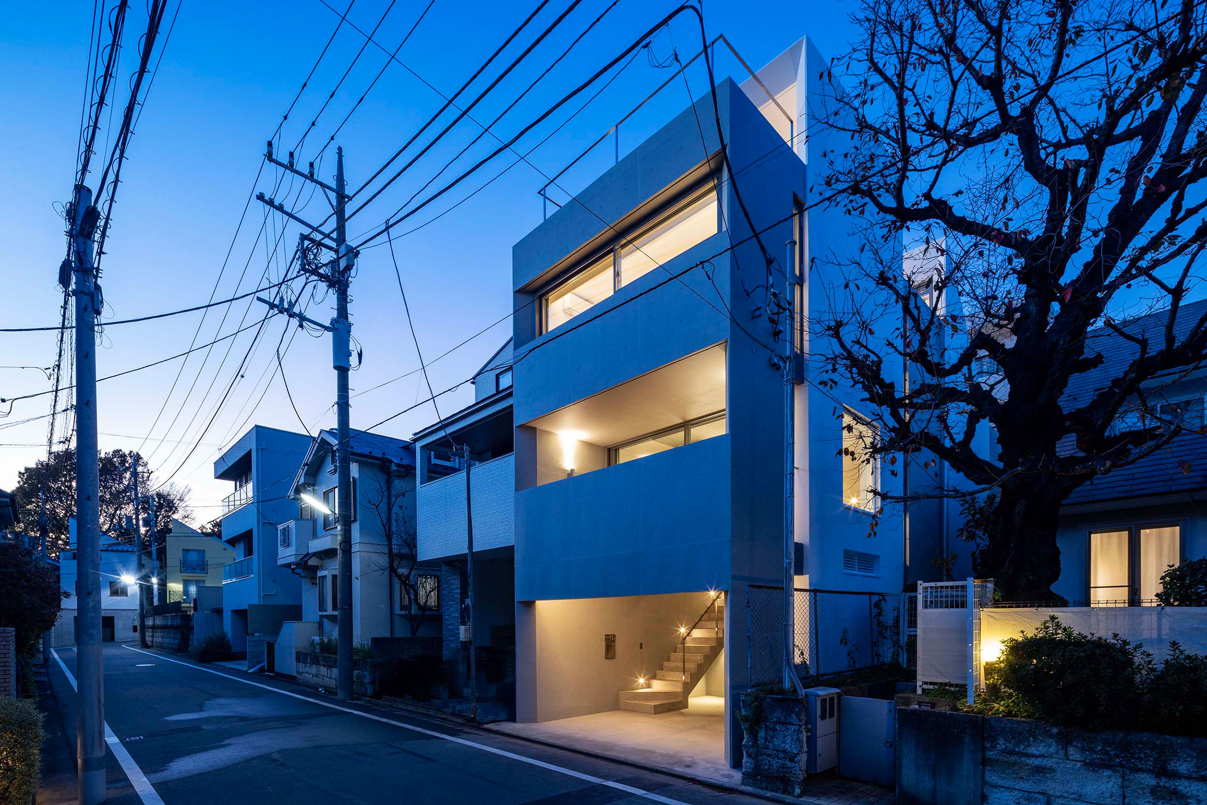 物理学入門・建築環境工学・建築設備・住まいの空間 独立住宅・建築構造の仕組み.. 相坂研介設計アトリエによる、東京・世田谷区の「代田の住宅」。間口が