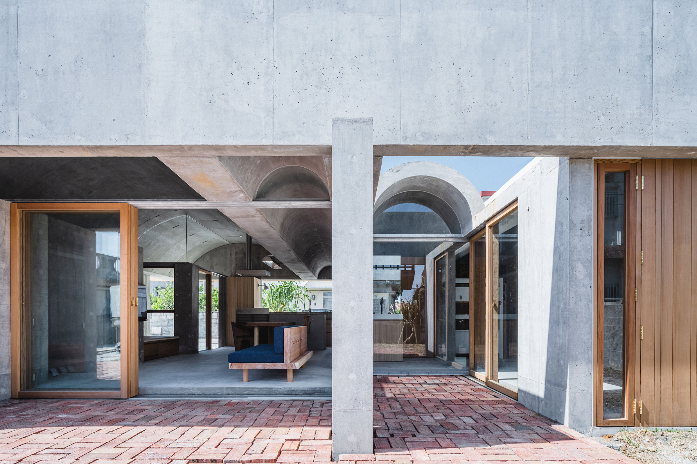 五十嵐敏恭 / STUDIO COCHI ARCHITECTSによる、沖縄・南城市の「志堅原