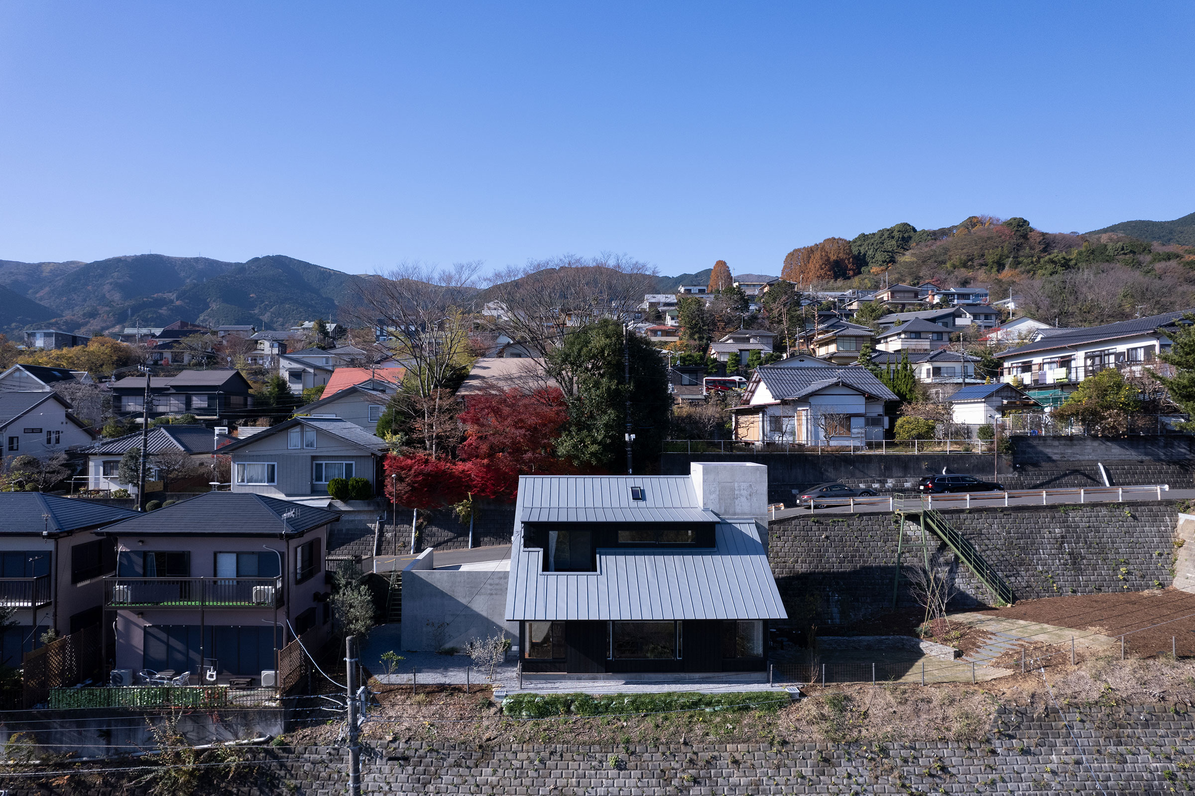 齋藤弦と酒井禅道による、神奈川・足柄下郡の週末住宅「湯河原の擁壁