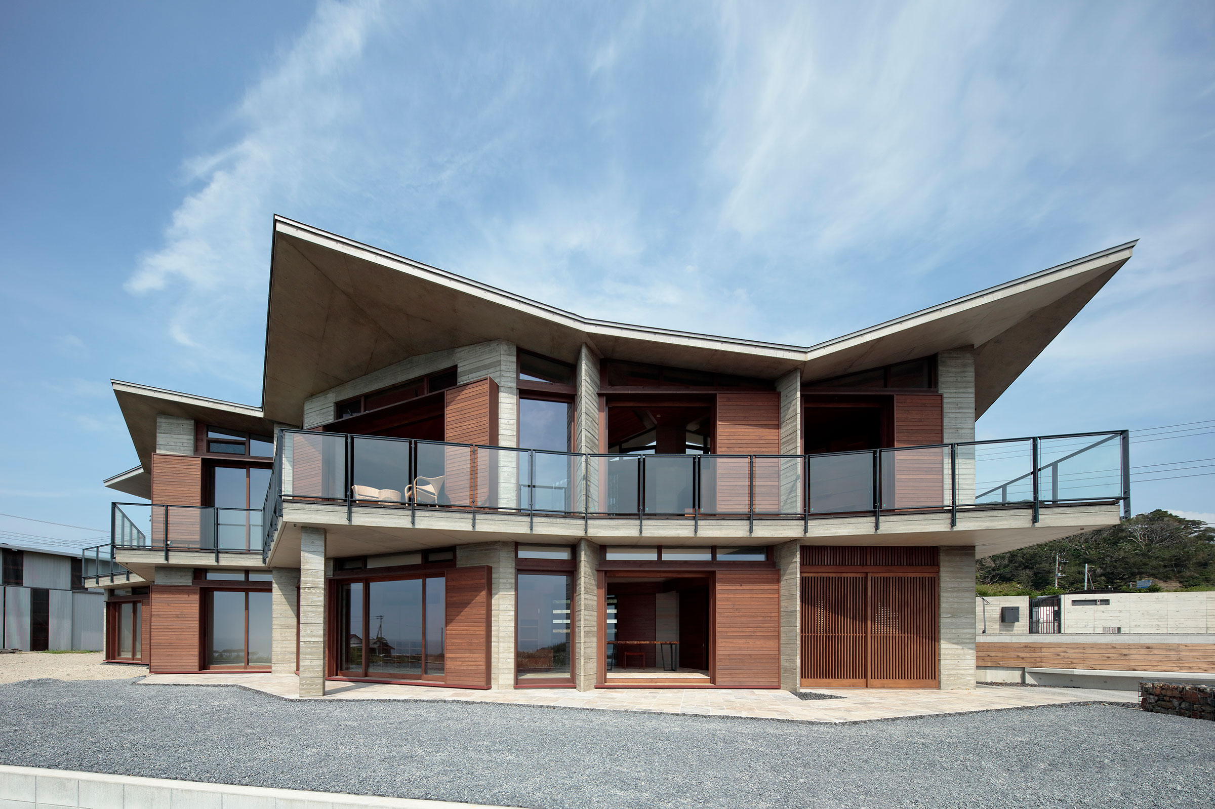 廣部剛司建築研究所による、千葉・南房総市の「VILLA MKZ」。岩盤の