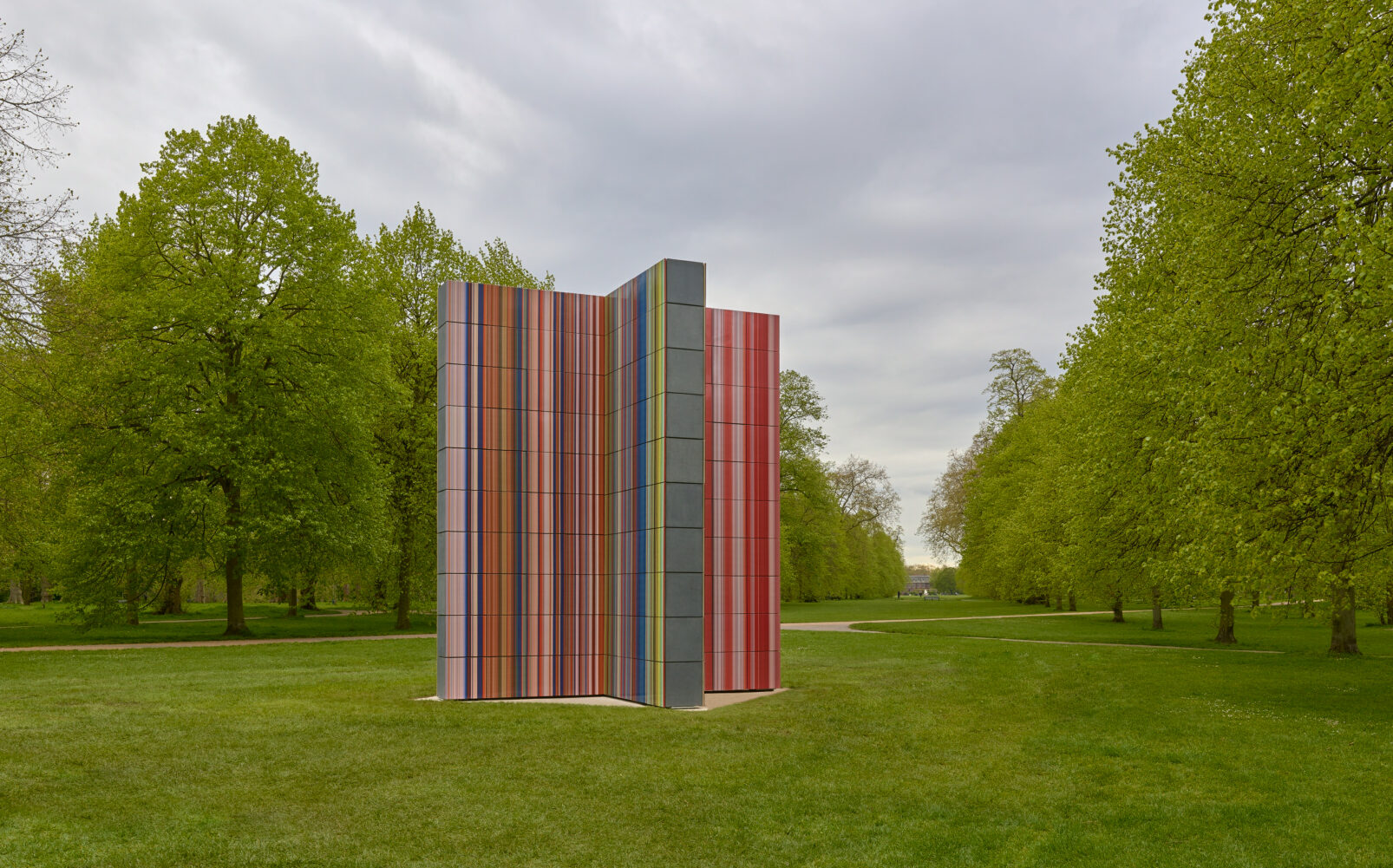 ゲルハルト・リヒターによる彫刻作品「STRIP-TOWER」。自身の