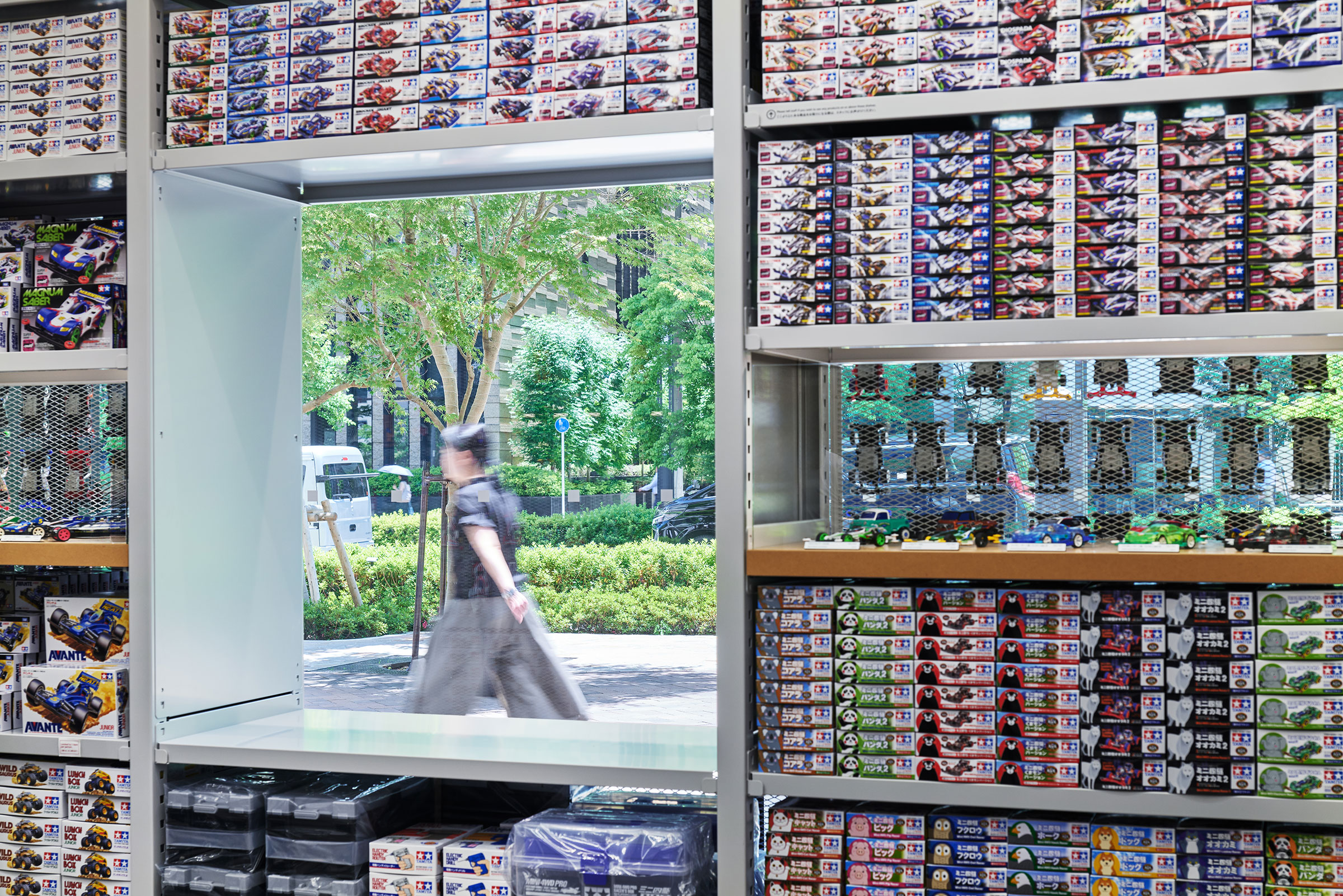 トラフ建築設計事務所による、東京・港区の店舗「TAMIYA PLAMODEL