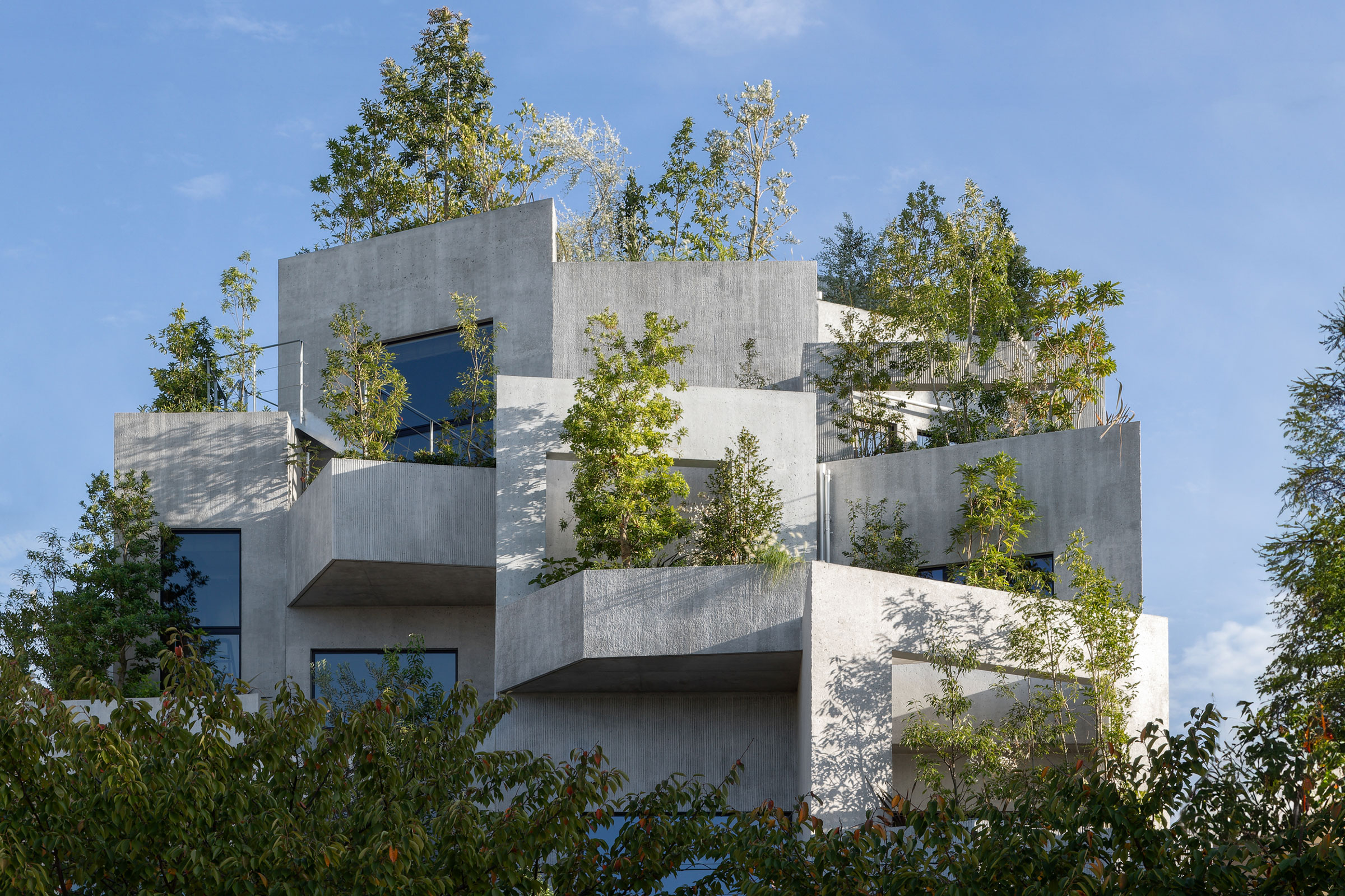 axonometricとNKS2 architectsの建築設計による、福岡市の「NOT A