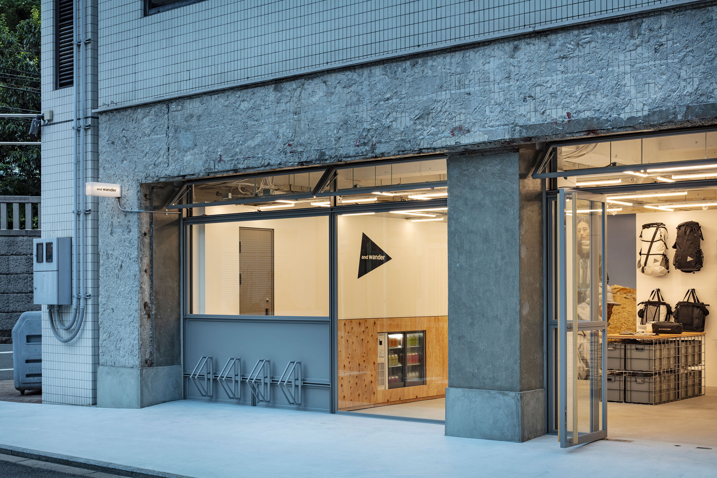 長坂常 / スキーマ建築計画による、大阪市の店舗「アンドワンダー